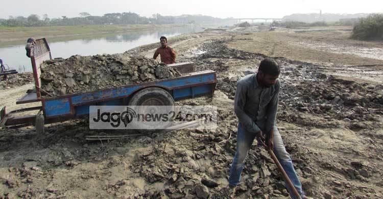 শরীয়তপুরে ফসলি জমির মাটি যাচ্ছে ইট ভাটায়