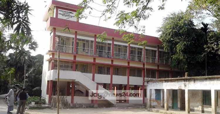 বিদ্যালয় ছুটি দিয়ে মেলায় শিক্ষকরা