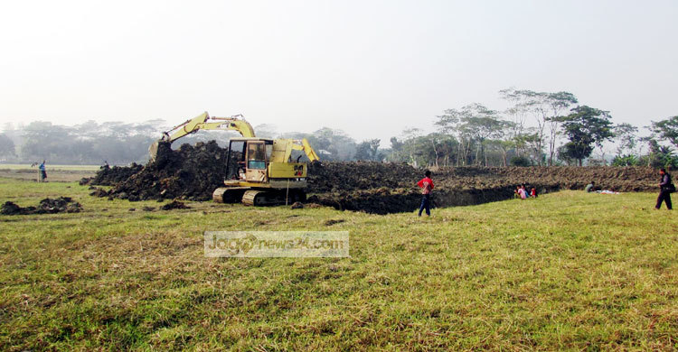 কৃষিজমি দখল করে পুকুর খননের অভিযোগ