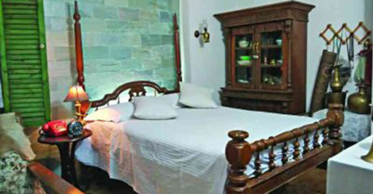 একটি খাতা ও ইতিহাসের কিছু নিদর্শন