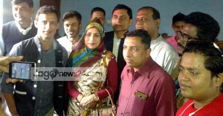 ছবি তুলে বিপাকে আ.লীগ নেত্রী