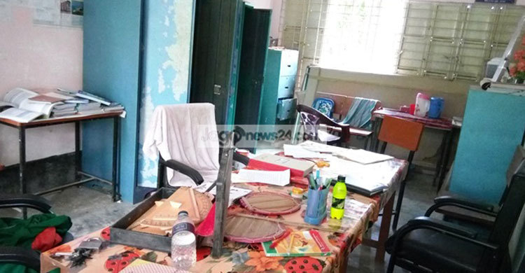 বিদ্যালয়ের তালা ভেঙে কাগজপত্র চুরি