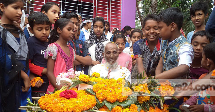 ফুলেল শুভেচ্ছায় সিক্ত ভাষা সৈনিক গোলাম মোস্তফা