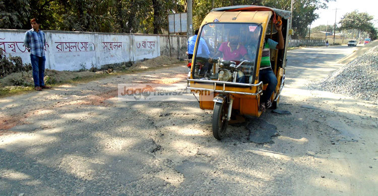 সিরাজগঞ্জের আঞ্চলিক সড়কগুলোর বেহাল অবস্থা