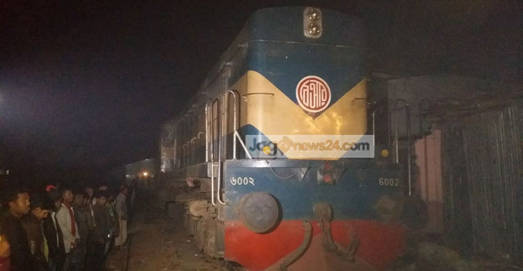 সিরাজগঞ্জে ট্রেন লাইনচ্যুত : বিপাকে ৪ শতাধিক যাত্রী