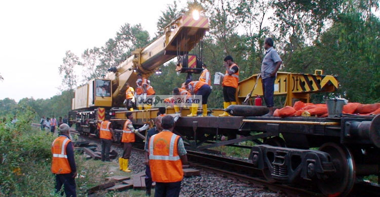 লাইনচ্যুত ট্রেনের উদ্ধার কাজ শুরু : স্টেশন মাস্টার বরখাস্ত