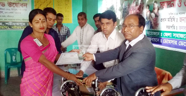 হিজড়াদের কর্মসংস্থান সৃষ্টিতে সেলাই মেশিন বিতরণ