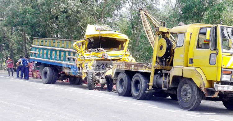 টাঙ্গাইলে দুই ট্রাকের মুখোমুখি সংঘর্ষে নিহত ২