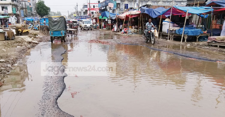 এলেঙ্গা-ভূঞাপুর সড়ক যেন পুকুর