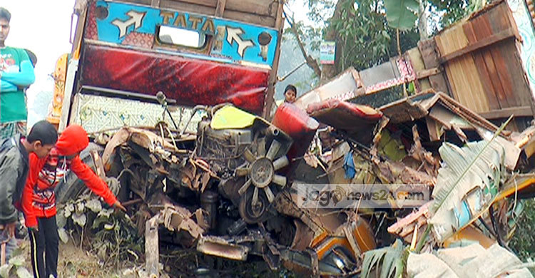 টাঙ্গাইলে ট্রেন-ট্রাক সংঘর্ষে আহত ৬