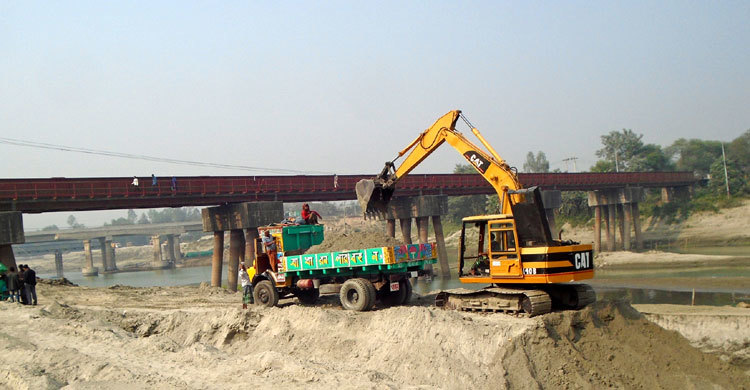 অবাধে বালু উত্তোলন : হুমকির মুখে সড়ক ও রেল সেতু