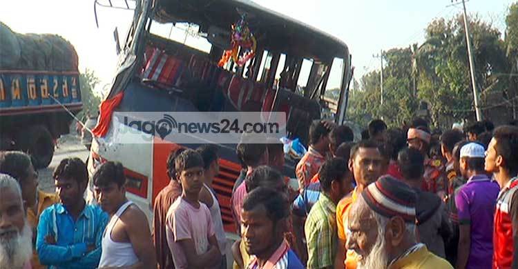 টাঙ্গাইলে বাস-ট্রাক সংঘর্ষে নারী নিহত