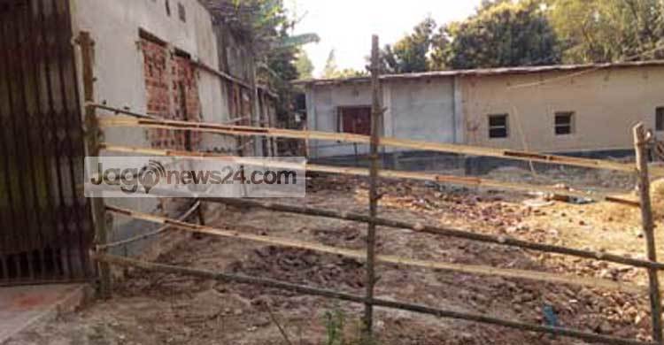বাড়ি ভেঙে জায়গা দখলে নিলেন ছাত্রলীগ নেতা