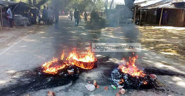 টেকনাফে দু’ব্যবসায়ীকে আটকের জেরে বিক্ষোভ