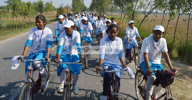 শতাধিক কিশোরীর সাইক্লিং