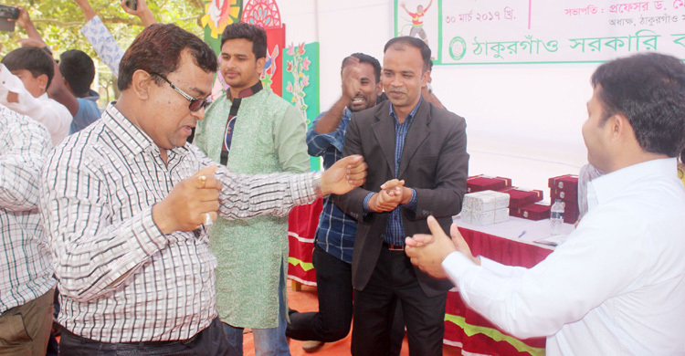 প্রধান অতিথির সামনেই নাচলেন শিক্ষকরা