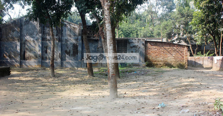 ভবন-শিক্ষার্থী কিছুই নেই তবুও বই তুলছেন সুপার