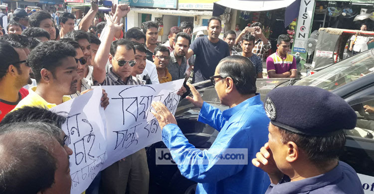 ঠাকুরগাঁওয়ে বিমানবন্দর চালুর দাবিতে মন্ত্রীর পথরোধ