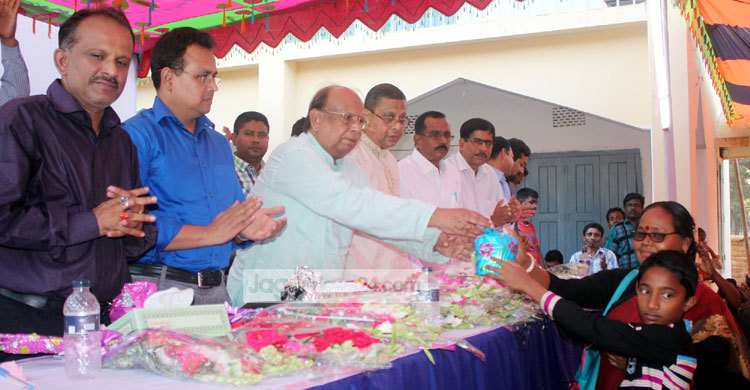 ঠাকুরগাঁওয়ে শিক্ষার্থীদের মাঝে টিফিন ক্যারিয়ার বিতরণ