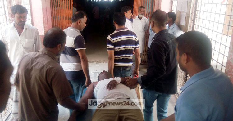 বঙ্গবন্ধুর ছবি ছিঁড়ে পৌর কর্মকর্তাকে ফাঁসানোর অভিযোগ