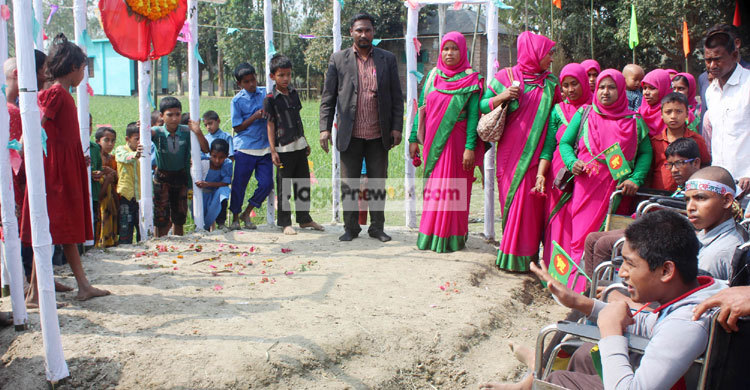নিজের তৈরি শহীদ মিনারে শ্রদ্ধা জানালো ওরা