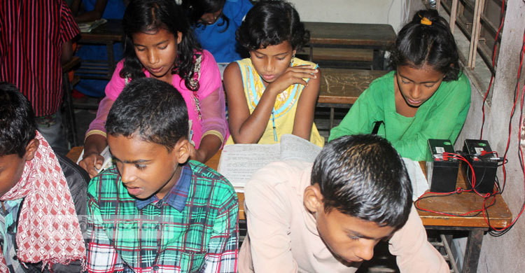 সীমান্ত এলাকা আলোকিত করছে বিজিবি