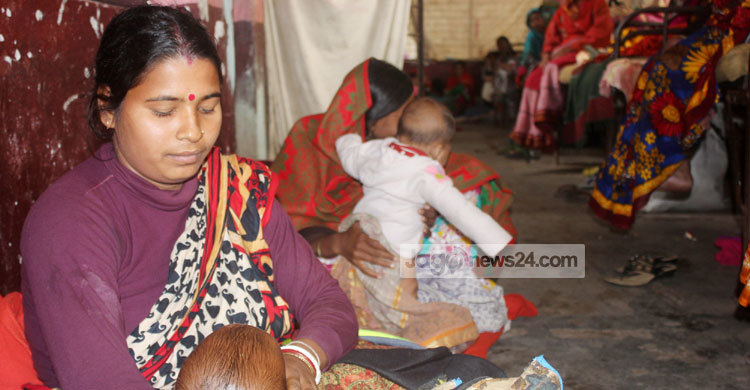 হাসপাতালের মেঝেতে রেখে শিশুদের নিউমোনিয়ার চিকিৎসা