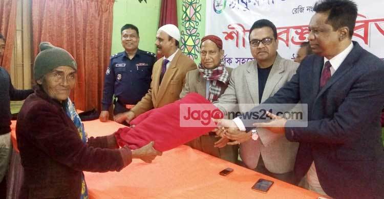 ঠাকুরগাঁওয়ে দুস্থদের মাঝে কম্বল বিতরণ