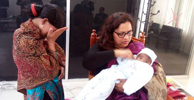 জেলা প্রশাসকের মমতা দেখে কেঁদে ফেললেন মা