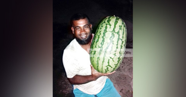 একটি তরমুজ কিনে আলোচনায় ব্যবসায়ী
