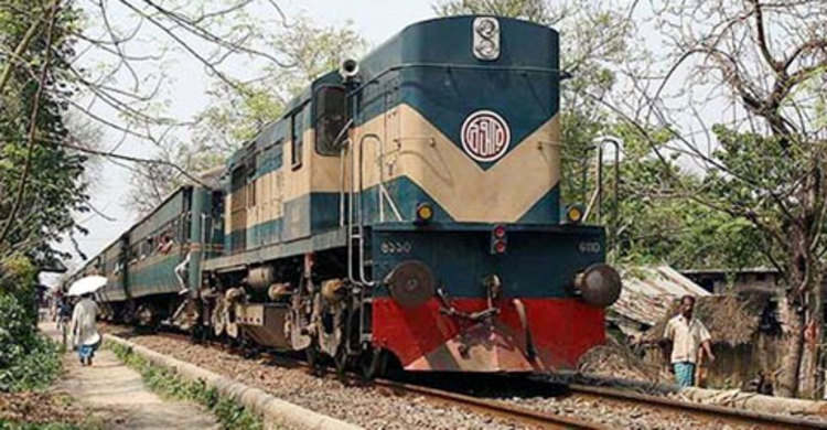 ৬ ঘণ্টা পর ঢাকার সঙ্গে দু’অঞ্চলের রেল যোগাযোগ স্বাভাবিক