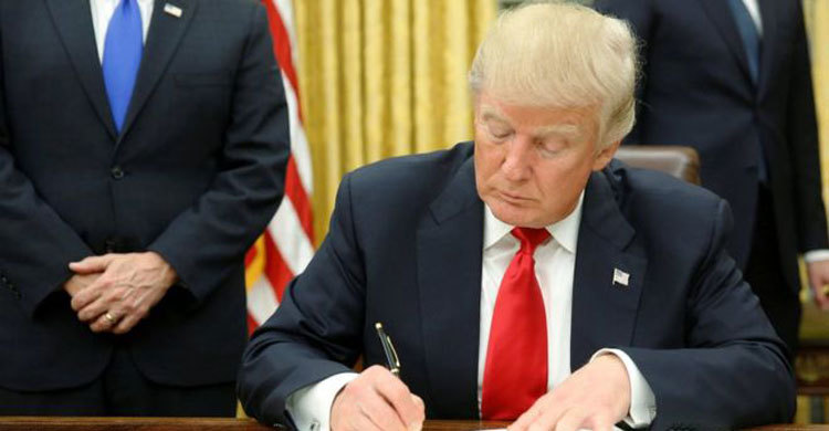 ওবামাকেয়ার বাতিলের নির্বাহী আদেশে ট্রাম্পের সই