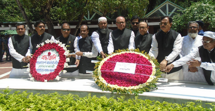 আ.লীগে যোগ দেয়া ৯ সাংসদের বঙ্গবন্ধুর সমাধিতে শ্রদ্ধা