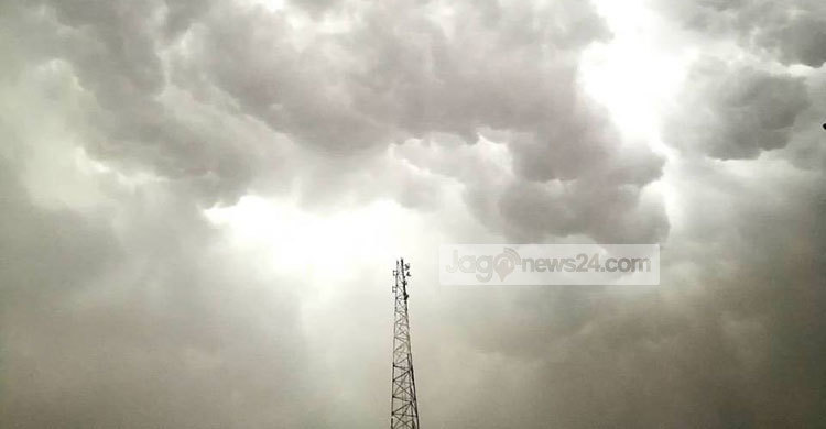 মেঘের স্তর নিচে নেমে আসায় কুয়াশাচ্ছন্ন ঢাকা