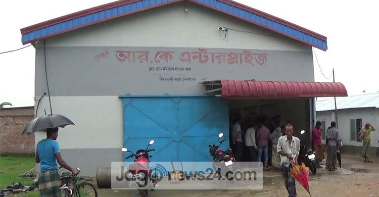 অস্ত্রের মুখে মিল থেকে ৫৬১ বস্তা চাল লুট