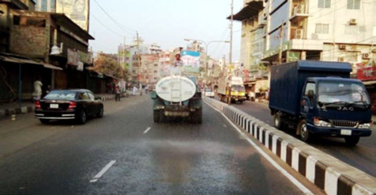 ধুলা নিয়ন্ত্রণে দুই সিটির পানি থেরাপি