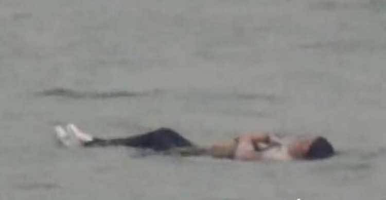 Suicidal woman saved by her weight during drowning attempt