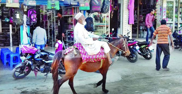 ৯০ বছর ধরে ঘোড়ায় চলাচল করেন আবু তালেব