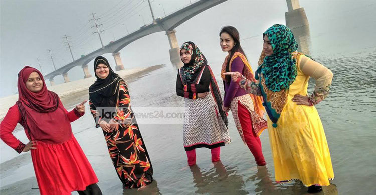 প্রিয় মানুষদের সঙ্গে আড্ডা