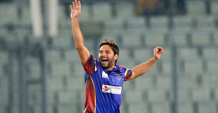 Shahid Afridi returns home 