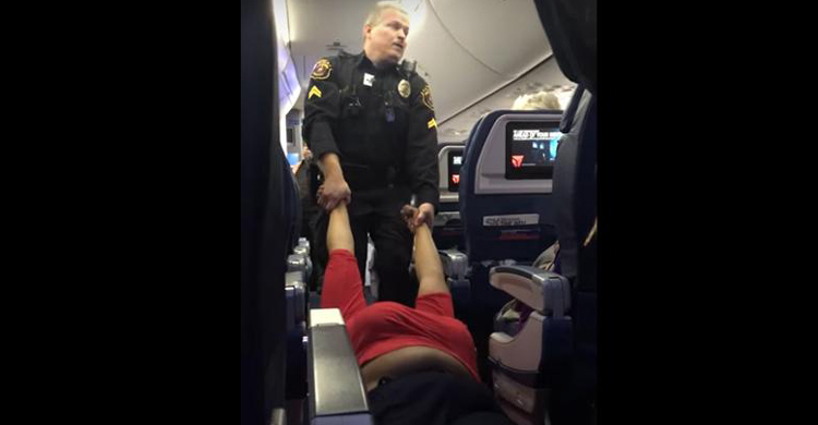 যাত্রীকে টেনে হিঁচড়ে নামিয়ে দিলেন বিমানের নিরাপত্তারক্ষী (ভিডিও)