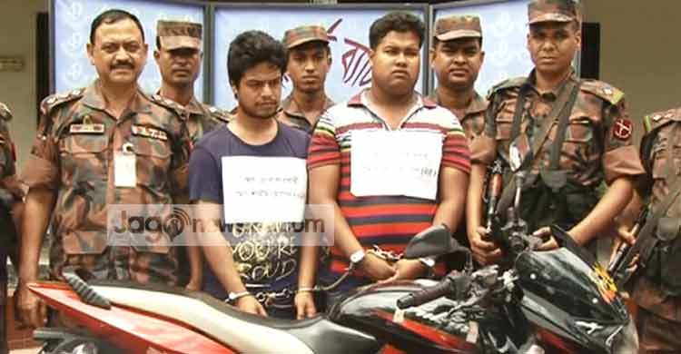 বেনাপোলে ১৫ স্বর্ণের বারসহ দুই যুবক আটক