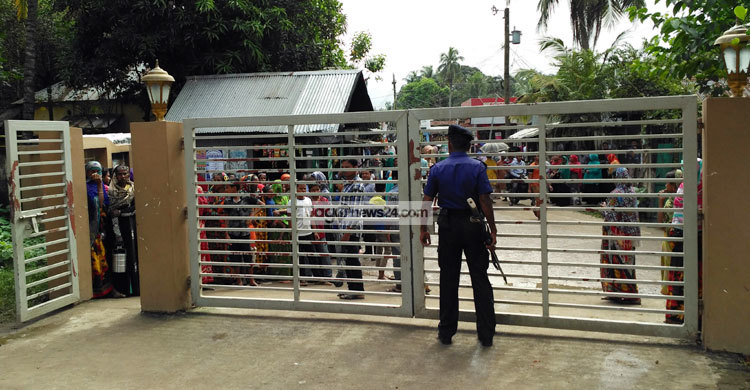 ভাইয়ের জন্য ৫ ঘণ্টা দাঁড়িয়ে থাকলেন বৃদ্ধা