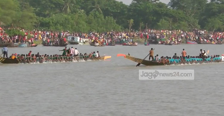 বাগেরহাটে ঐতিহ্যবাহী নৌকাবাইচ অনুষ্ঠিত