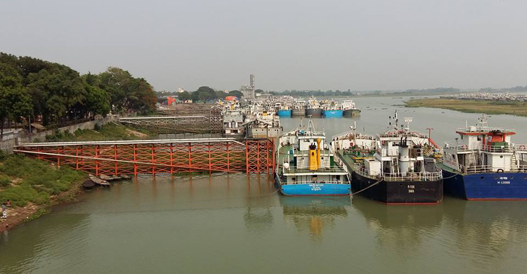 যমুনায় আটকা পড়েছে ৩৫টি সারবাহী জাহাজ