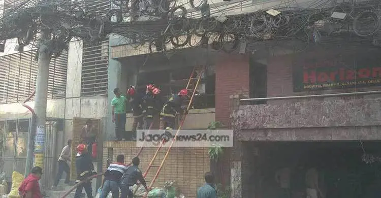 Banani building catches fire