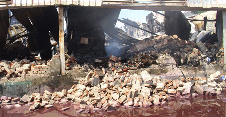 বেনাপোল বন্দরের শেড থেকে এখনো ধোঁয়া বের হচ্ছে