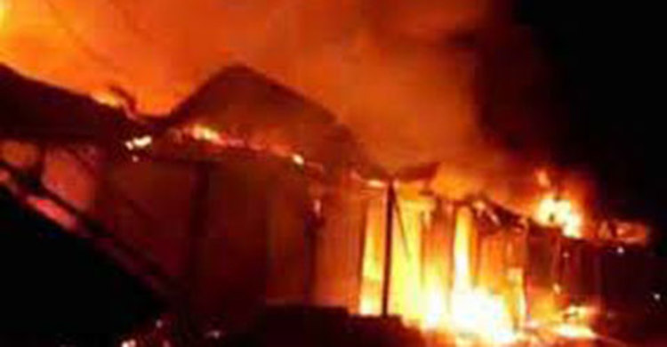 ফতুল্লায় প্রভাব বিস্তার নিয়ে বাড়িতে অগ্নিসংযোগ