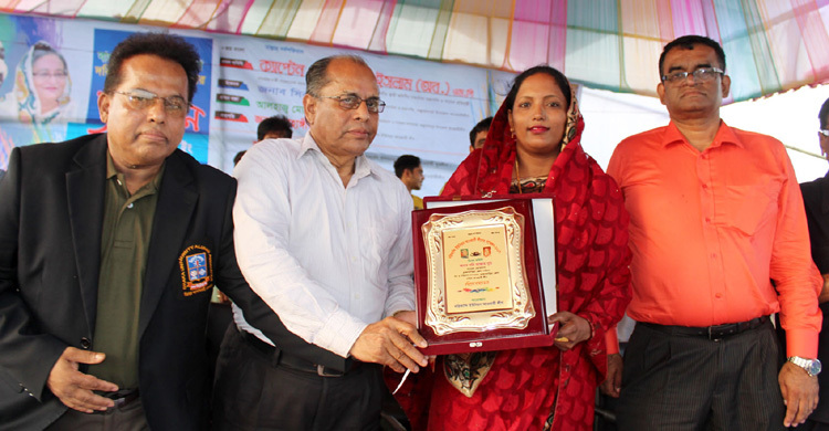 প্যানেল চেয়ারম্যান সুচিকে আ.লীগের বিশেষ সম্মাননা