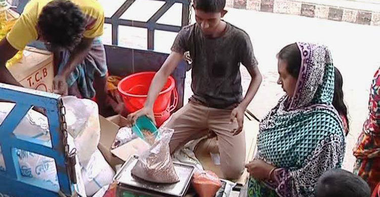 বরিশালে  ন্যায্য মূল্যে টিসিবির পণ্য বিক্রি শুরু